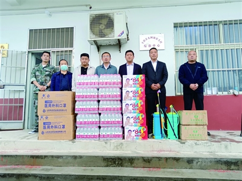 疫情期间侯士超(右三)为东阿镇捐赠物资